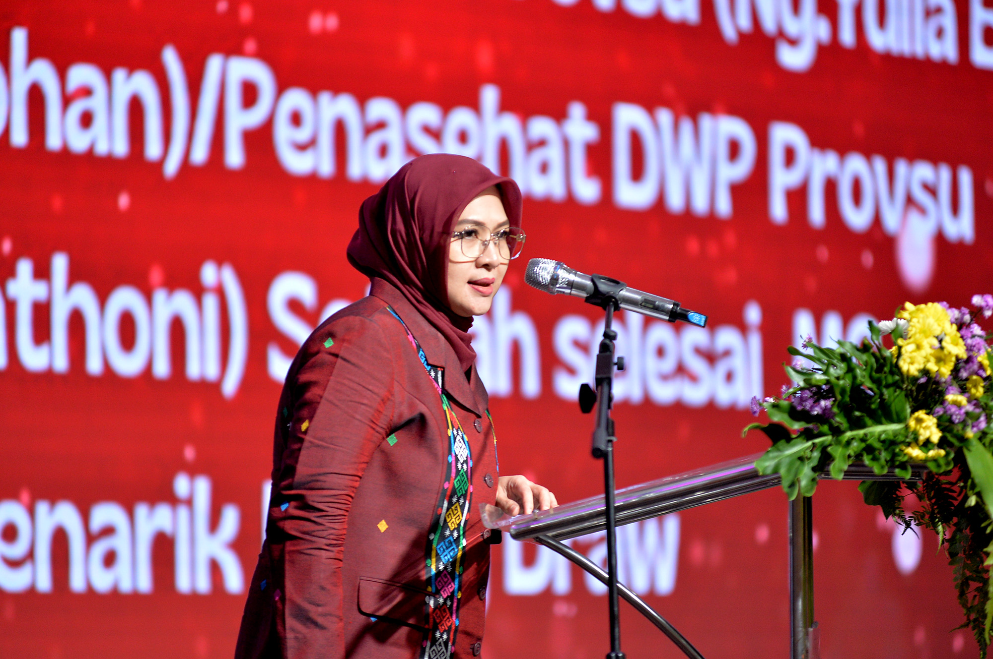 Pj Ketua Dharma Wanita Persatuan (DWP) Provinsi Sumatera Utara (Sumut) Yulia Effendy Pohan menghadiri dan memberi sambutan pada Perayaan Natal DWP Provinsi Sumut Tahun 2024 di Aula Raja Inal Siregar, Kantor Gubernur Sumut, Jalan Diponegoro Kota Medan, Kamis (12/12).