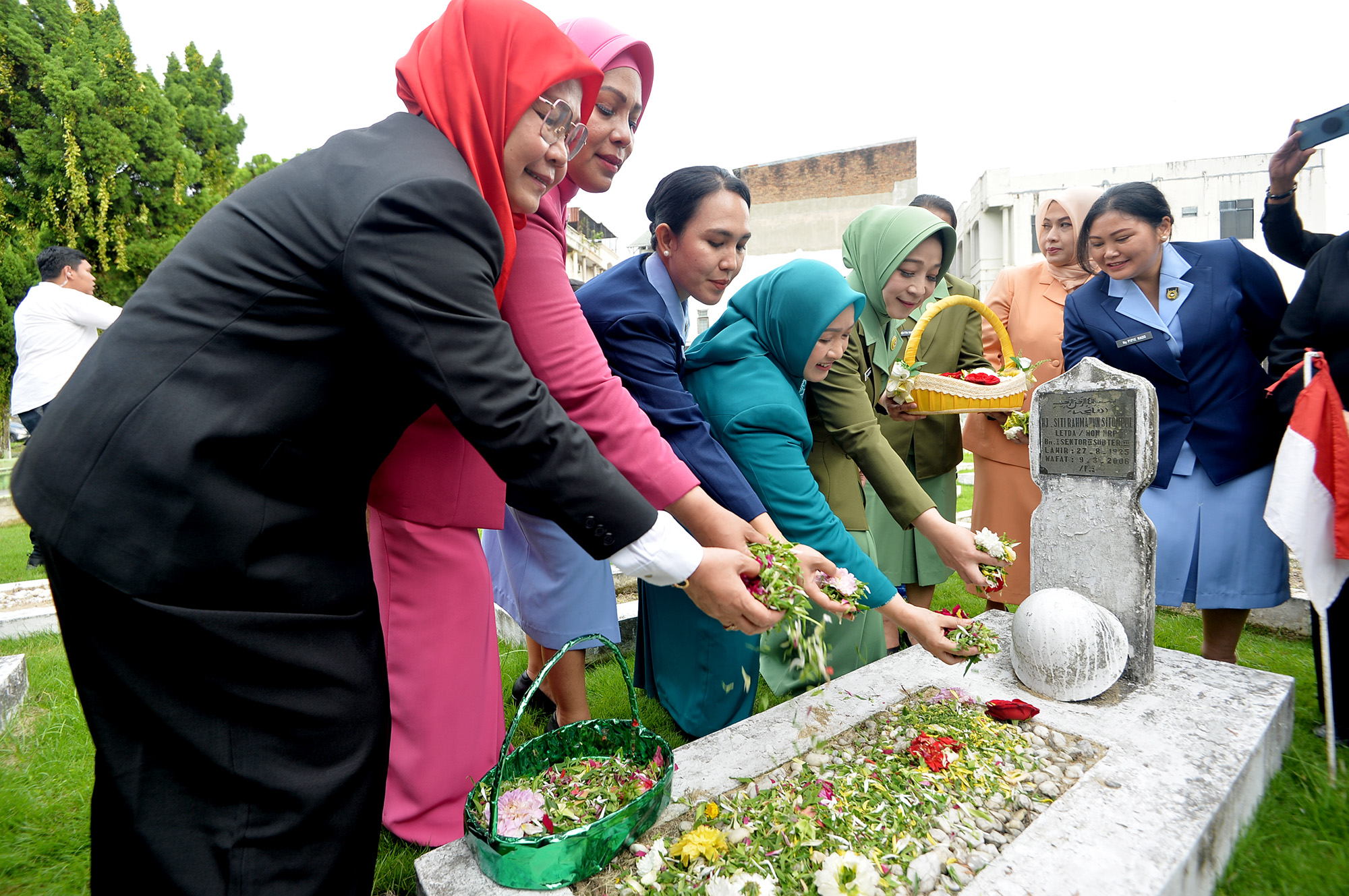 Pj Ketua TP PKK Provinsi Sumatera Utara (Sumut) Tyas Fatoni mengikuti Upacara Ziarah Makam Pahlawan dan pemberian tali asih kepada sejumlah perempuan kepala keluarga dalam rangka peringatan Hari Ibu di Taman Makam Pahlawan Bukit Barisan Jalan Sisingamangaraja Kota Medan. Senin (16/12).