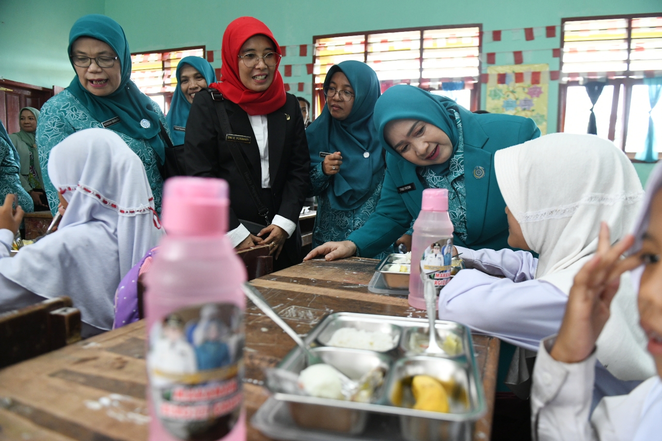 Pj Ketua PKK Sumatera Utara (Sumut) Tyas Fatoni didampingi Pj Bupati Langkat Faisal Hasrimy, serta Kadis Perpustakaan dan Arsip Daerah Sumut Dwi Endah Purwati, memantau langsung pemberian Makan Sehat Bergizi Gratis bagi anak-anak sekolah yang dilaksanakan di Desa Suka Mulia, Kecamatan Secanggang, Kabupaten Langkat, Senin (16/12). Makan bergizi gratis di Langkat ini sebagai uji coba penerapan dari program yang dicanangkan oleh Presiden RI Prabowo Subianto.