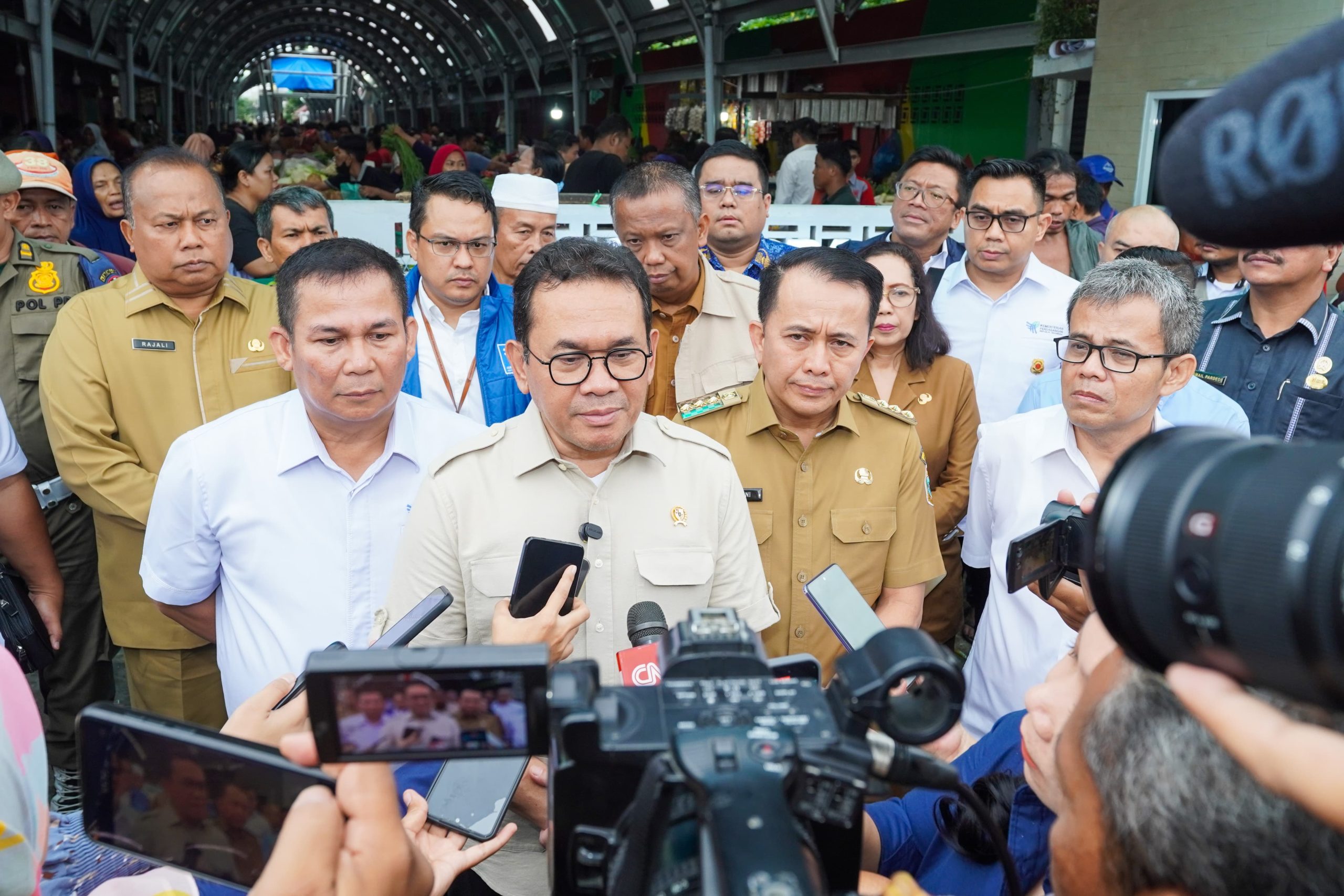 Menteri Perdagangan (Mendag) Budi Santoso bersama Penjabat (Pj) Gubernur Sumatera Utara (Sumut) Agus Fatoni melakukan inspeksi mendadak (sidak) ke pasar tradisional guna memastikan ketersediaan dan harga bahan pokok menjelang Natal dan tahun baru (Nataru) tetap stabil. Mereka mengunjungi Pasar Sukaramai, Medan, Sumut, Selasa (17/12/2024).