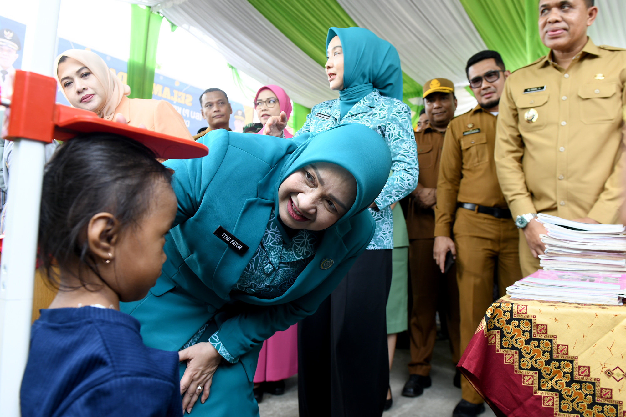 Penjabat Pj Ketua PKK Sumut Tyas Fatoni didampingi Pj Bupati Langkat Faisal Hasrimy, Pj Ketua DWP Sumut Yulia Effendy Pohan, serta Pj Ketua PKK Langkat Uke Retno Wahyuni Faisal Hasrimy mengunjungi dua Posyandu yang berada di Kabupaten Langkat. Kedua posyandu itu yakni Posyandu Melati yang terletak di Desa Kebun Kelapa, Kecamatan Secanggang, dan Posyandu Nuri yang berada di Desa Suka Mulia, Kecamatan Secanggang, Senin (16/12).
