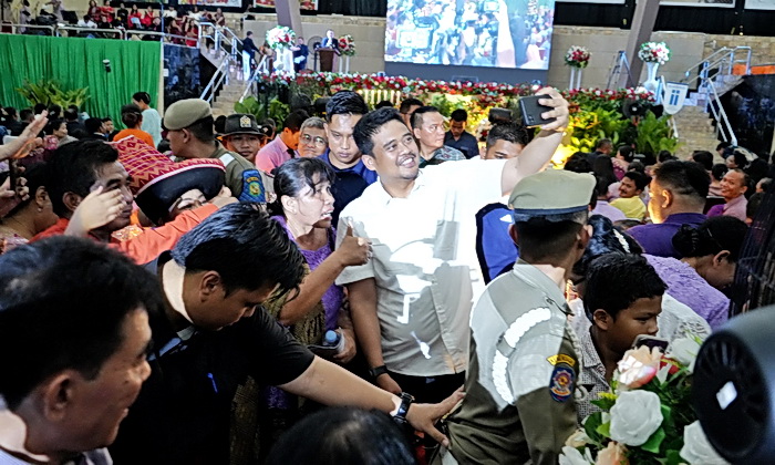 Di bulan yang penuh kasih, Wali Kota Medan Bobby Nasution mengajak seluruh jemaat yang hadir dalam Perayaan Natal tahun ini untuk terus konsisten dalam berbuat kebaikan