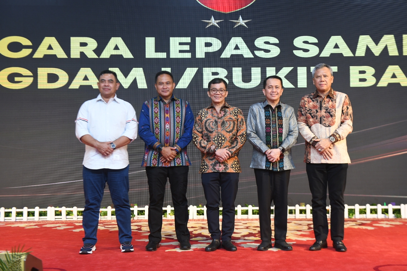 Pj Gubernur Sumatera Utara Agus Fatoni bersama Kapolda Sumut Irjen Wisnu Hermawan Februnato, Kajati Sumut Idianto, serta Walikota Medan Bobby Afif Nasution, menghadiri acara Pisah Sambut Pangdam I Bukit Barisan dari Letjend TNI Mochammad Hasan kepada Mayjend TNI Rio Firdianto di Aula Tengku Rizal Nurdin Rumah Dinas Gubernur Sumut Jalan Sudirman 41, Selasa (3/12/2024).