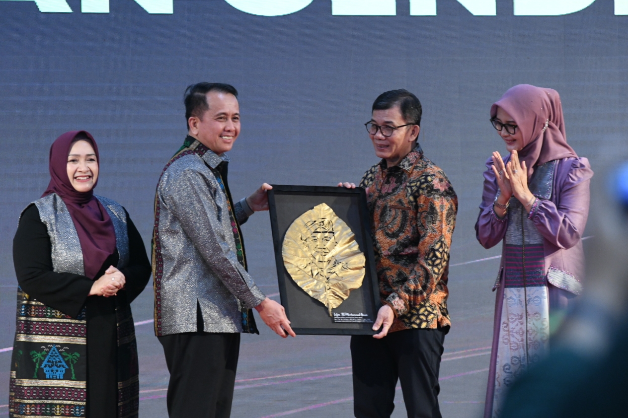 Pj Gubernur Sumatera Utara Agus Fatoni bersama Kapolda Sumut Irjen Wisnu Hermawan Februnato, Kajati Sumut Idianto, serta Walikota Medan Bobby Afif Nasution, menghadiri acara Pisah Sambut Pangdam I Bukit Barisan dari Letjend TNI Mochammad Hasan kepada Mayjend TNI Rio Firdianto di Aula Tengku Rizal Nurdin Rumah Dinas Gubernur Sumut Jalan Sudirman 41, Selasa (3/12/2024).