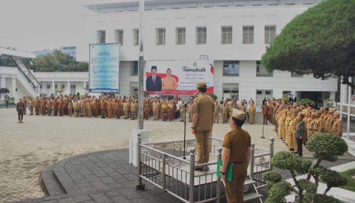 Penjabat (Pj) Gubernur Sumatera Utara (Sumut) Agus Fatoni memimpin Upacara Apel Pagi sekaligus melepas purna tugas Sekretaris Daerah (Sekda) Provinsi Sumut Arief S Trinugroho, Senin (2/12/2024) di Halaman Kantor Gubernur Sumut, Jalan Pangeran Diponegoro Nomor 30, Medan.