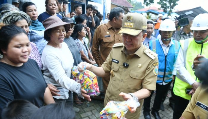 Penjabat (Pj) Gubernur Sumatera Utara (Sumut) Agus Fatoni meninjau langsung lokasi longsor di Sibolangit, jalur lintas Medan-Berastagi. Longsor Sibolangit terjadi Selasa (26/11) tersebut, mengakibatkan korban meninggal dunia 10 orang dan 23 orang terluka. Jalur Medan-Berastagi juga sempat ditutup dan mulai dibuka kembali, Senin (2/12).