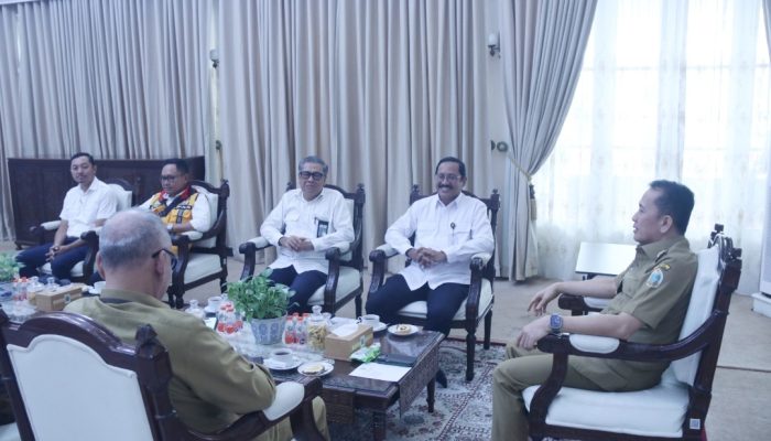 Penjabat (Pj) Gubernur Sumatera Utara (Sumut) Agus Fatoni menerima kunjungan Kepala Balai Besar Pelaksana Jalan Nasional (BBPJN) Kementerian Pekerjaan Umum dan Perumahan Rakyat (PUPR) di Rumah Dinas Gubernur, Jalan Sudirman Nomor 41, Medan, Senin (2/12/2024).