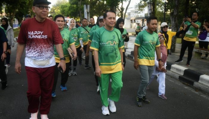 Pj Gubernur Sumut, Agus Fatoni melepas Peserta USU Run 2024 yang diselenggarakan dalam rangka Dies Natalis Universitas Sumatera Utara (USU) ke-72 di Auditorium USU, Jalan Dr. Mansyur, Medan, Minggu (8/12/2024)