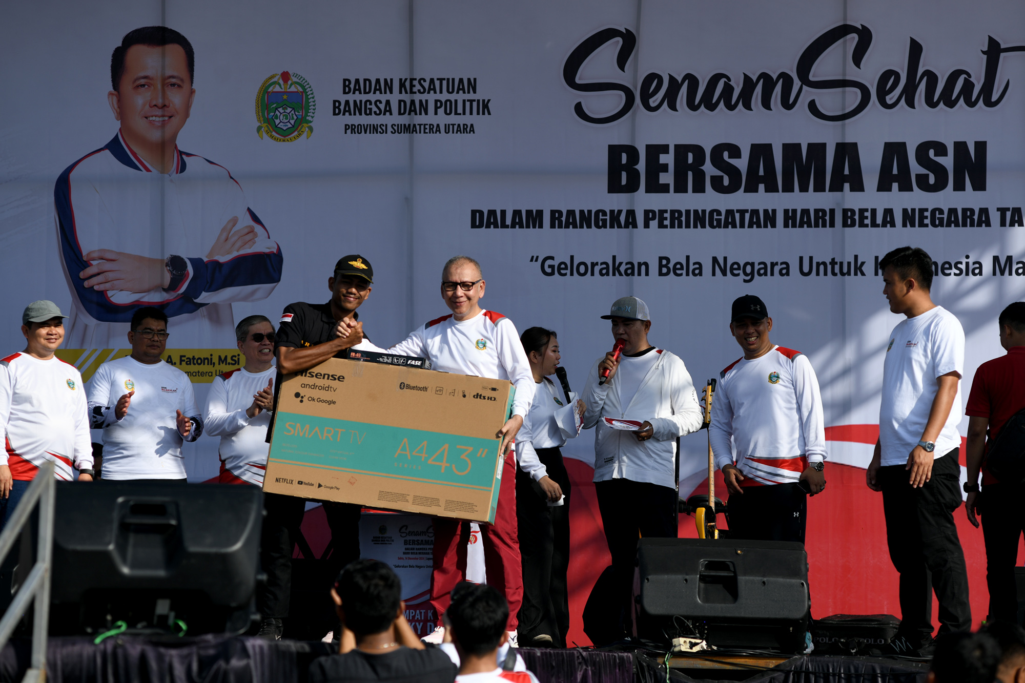Pj Sekretaris Daerah Provinsi Sumatera Utara (Sumut) Muhammad Armand Effendy Pohan bersama Asisten Administrasi Umum Pemprov Sumut Lies Handayani Siregar beserta sejumlah OPD Pemprov Sumut mengikuti acara Senam Sehat bersama Aparatur Sipil Negara (ASN) Pemprov Sumut dalam rangka Peringatan Hari Bela Negara Tahun 2024 di lapangan Astaka Jalan Willem Iskandar (Pancing), Kabupaten Deliserdang, Sabtu (14/12/2024).
