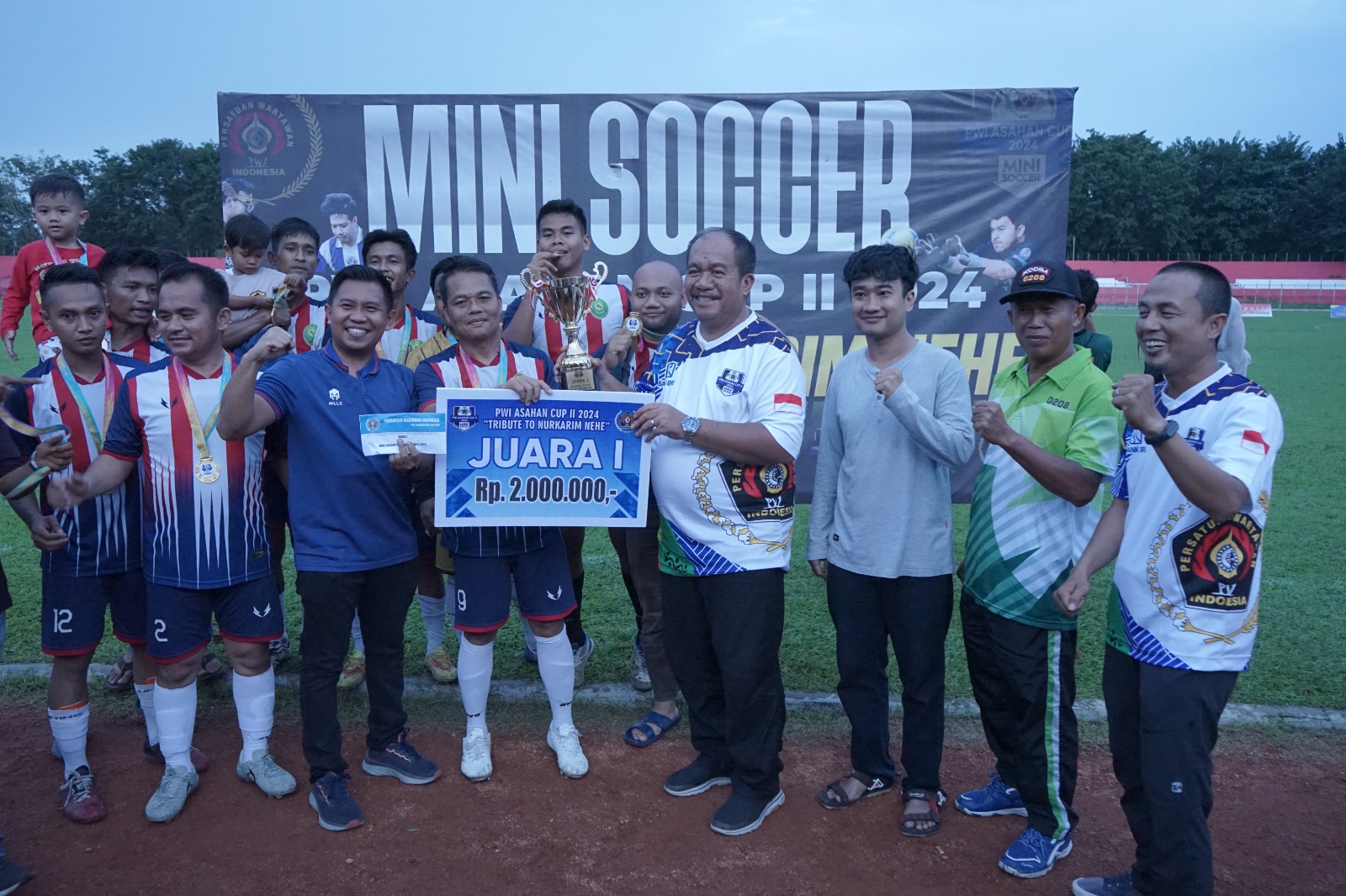 Wakil Bupati Asahan Taufik Zainal Abidin SSos MSi secara resmi menutup turnamen Mini Soccer PWI Asahan Cup II yang berlangsung di Stadion Mutiara Kisaran, Minggu (1/12/2024).
