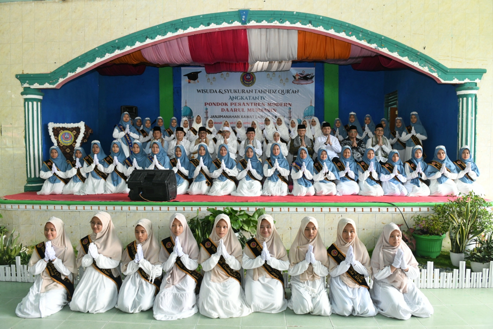 Pj Gubernur Sumut Agus Fatoni menghadiri Wisuda Tahfidz Angkatan IV T. P. 2024/2025 Pondok Pesantren Modern Darul Muhsinin Janjimanahan Kawat, Desa Tanjung Siram, Kecamatan Bilah Hulu, Kabupaten Labuhanbatu, Minggu (1/12/2024). Pada kegiatan ini, Pj. Gubernur Sumut juga melakukan Peletakan Batu Pertama Pembangunan Kamar Mandi Masjid Pondok Pesantren Darul Muhsinin Janjimanahan Kawat.