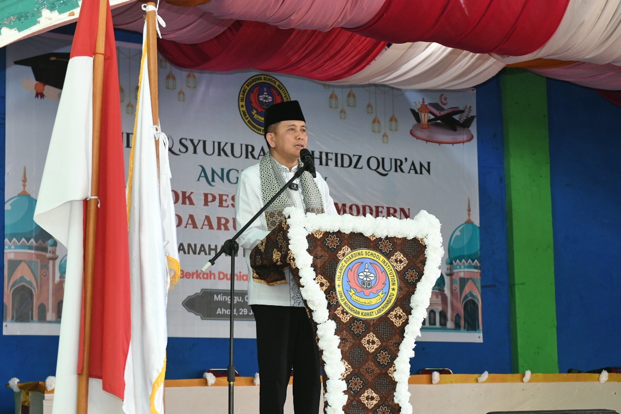 Pj Gubernur Sumut Agus Fatoni menghadiri Wisuda Tahfidz Angkatan IV T. P. 2024/2025 Pondok Pesantren Modern Darul Muhsinin Janjimanahan Kawat, Desa Tanjung Siram, Kecamatan Bilah Hulu, Kabupaten Labuhanbatu, Minggu (1/12/2024). Pada kegiatan ini, Pj. Gubernur Sumut juga melakukan Peletakan Batu Pertama Pembangunan Kamar Mandi Masjid Pondok Pesantren Darul Muhsinin Janjimanahan Kawat.
