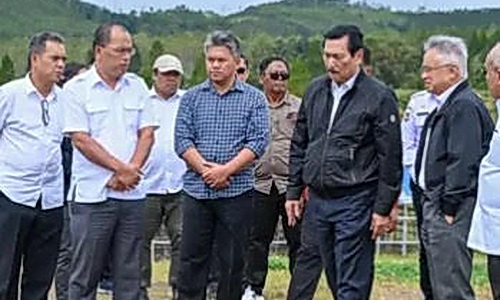 Ketua Dewan Ekonomi Nasional (DEN) Luhut Binsar Panjaitan dan Menteri Pendidikan Tinggi Sains dan Teknologi Prof Satryo Soemantri Brodjonegoro kunjungan kerja (kunker) ke areal pengembangan Food Estate (FE) dan pembangunan Taman Sains Teknologi Herbal dan Hortikultura (TSTH2) di Kecamatan Pollung, Humbahas, Rabu (11/12/2024).