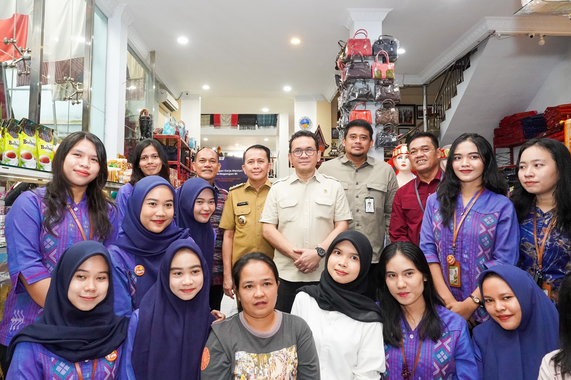 Penjabat (Pj) Gubernur Sumatera Utara (Sumut) Agus Fatoni bersama Menteri Perdagangan (Mendag) Budi Santoso meninjau berbagai hasil produk unggulan UMKM dari Sumut. Mereka meninjau Galeri Ulos Sianipar yang berlokasi di Gang Pendidikan, Jalan AR Hakim, Medan, Sumut, Selasa (17/12/2024).
