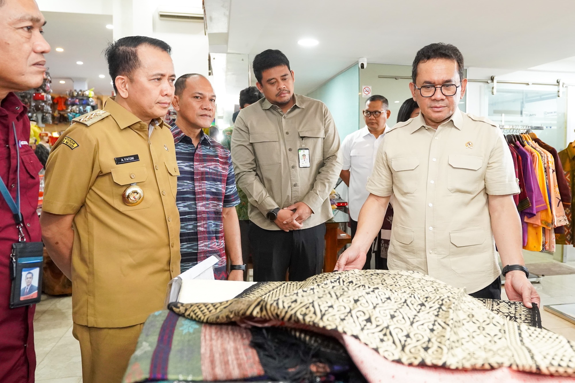 Penjabat (Pj) Gubernur Sumatera Utara (Sumut) Agus Fatoni bersama Menteri Perdagangan (Mendag) Budi Santoso meninjau berbagai hasil produk unggulan UMKM dari Sumut. Mereka meninjau Galeri Ulos Sianipar yang berlokasi di Gang Pendidikan, Jalan AR Hakim, Medan, Sumut, Selasa (17/12/2024).
