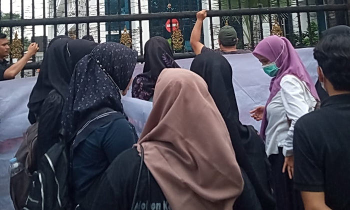 Puluhan guru honorer Langkat yang menjadi korban permainan Panitia Pelaksana Daerah pada saat seleksi kelulusan guru honorer Pegawai Pemerintah dengan Perjanjian Kerja (PPPK) Langkat tahun 2023, kembali berunjuk rasa di Kantor Kejaksaan Tinggi Sumatera Utara (Kejatisu), Rabu (4/12/2024) kemarin.