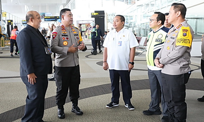 Kapolda Sumatera Utara Irjen Pol Whisnu Hermawan Februanto SIK MH menyampaikan kesiapan total pengamanan perayaan Natal dan Tahun Baru 2024 di Bandara Kualanamu, Jumat (20/12/2024).