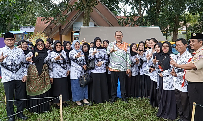 Pj Bupati Langkat HM Faisal Hasrimy AP MAP membuka Kemah Bakti Perempuan PGRI Kabupaten Langkat 2024 di Bumi Perkemahan Kwarcab Langkat, Sabtu (21/12/2024)