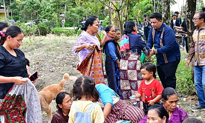 Bupati Samosir Vandiko T Gultom, Kamis (28/11/2024), melayat ke rumah korban longsor Sembahe, Sibolangit, Kabupaten Deliserdang, yang merupakan warga Samosir.