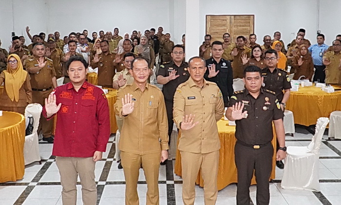 Dalam rangka memperingati Hari Antikorupsi se-Dunia, Pemkab Langkat menggelar Focus Group Discussion (FGD) dengan tema, 'Gerakan Membangun Budaya Anti-Korupsi untuk Mewujudkan Aparatur Sipil Negara (ASN) yang Berintegritas', di Grand Hotel Stabat, Selasa (10/12/2024).