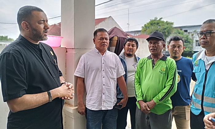 Anggota DPRD Kota Medan Rommy Van Boy mengunjungi wilayah terdampak banjir di Jalan Karya Jaya, Gang Eka Wali Pribadi, Kelurahan Gedung Johor, Kecamatan Medan Johor, Rabu (4/12/2024).