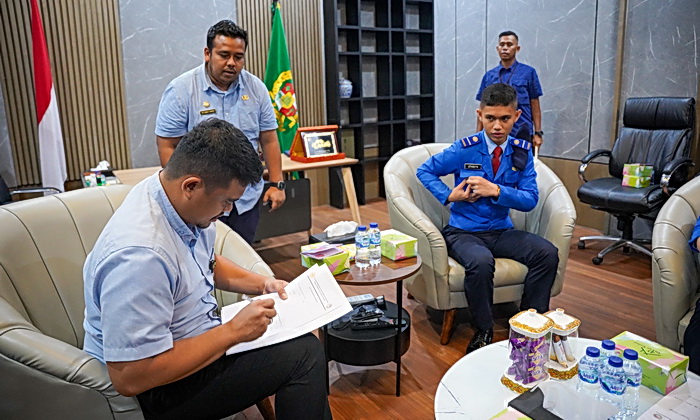 Suasana penuh keakraban mewarnai pertemuan Wali Kota Medan Bobby Nasution dengan para siswa SMA Taruna Nusantara di Rumah Dinas Wali Kota, Jalan Sudirman Medan, Selasa (24/12/2024) petang.