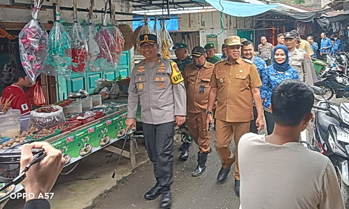 Menjelang Perayaan Natal dan Tahun Baru 2024, Kapolres Langkat AKBP David Triyo Prasojo SH SIK MSi, bersama Pj. Bupati Langkat Faisal Hasrimy AP MAP serta Dandim 0203 Langkat yang diwakili Pabung Mayor Hasanuddin Batubara, melakukan inspeksi mendadak (sidak) ke Pasar Beringin Kuala, Kecamatan Kuala, Kabupaten Langkat, Senin (23/12/2024).