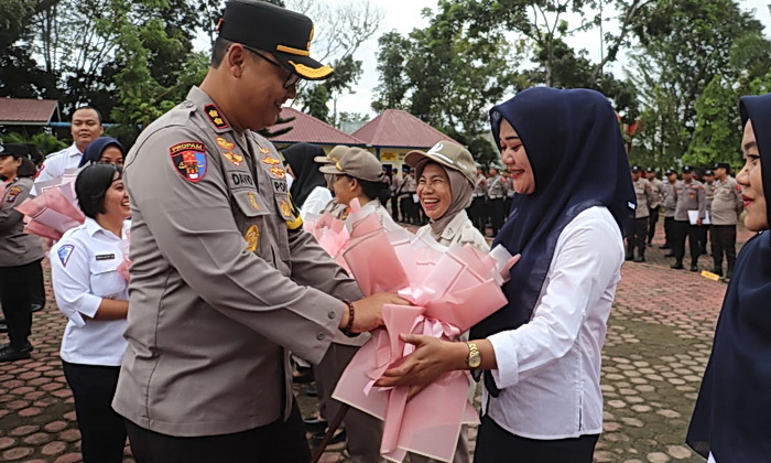 Polres Langkat melaksanakan kegiatan Spesial Hari Ibu 2024 dengan cara memberikan penghargaan dan jalinan kehangatan kepada Polwan dan PHL Perempuan yang telah berkontribusi luar biasa selama bertugas.