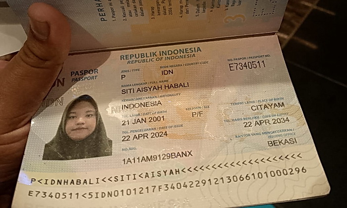 Seorang tenaga kerja wanita (TKW) asal Madina, Indonesia, yang bekerja di Oman meminta pertolongan untuk bisa dipulangkan kembali ke Indonesia.