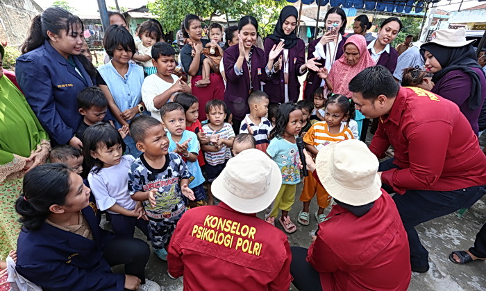 Biro SDM Polda Sumut dipimpin Kabag Psikologi AKBP Agung SDC SPsi MPsi Psikolog MKP bersama tim trauma healing, melaksanakan kegiatan dukungan psikososial bagi korban banjir.