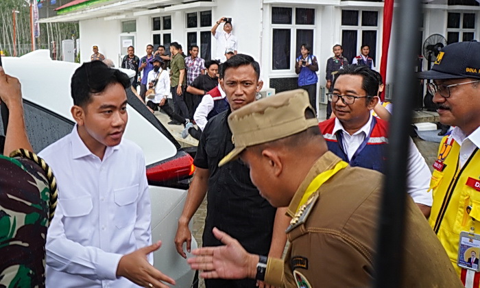 Wakil Presiden (Wapres) Republik Indonesia Gibran Rakabuming Raka, didampingi istri Selvi Ananda, disambut Pj Bupati Langkat HM Faisal Hasrimy AP MAP, Selasa (24/12/2024).