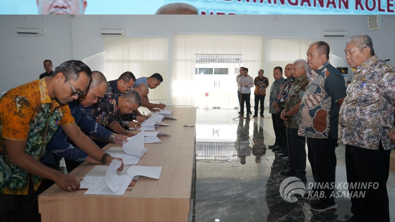 Bupati Asahan H Surya BSc melakukan penandatanganan kolektif Perjanjian Kinerja (PK) Organisasi Perangkat Daerah dan Kecamatan di Aula Melati Kantor Bupati Asahan, Kamis (30/1/2025).