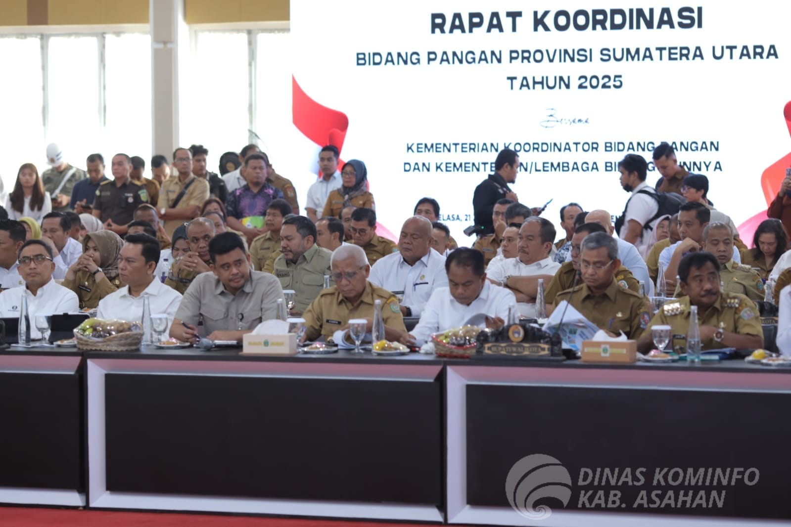 Bupati Asahan bersama Wakil Bupati Asahan ikuti rapat koordinasi bidang pangan Provsu bersama Menteri Kordinator Bidang Pangan Indonesia di Aula Tengku Rizal Nurdin - Medan, Selasa (21/1/2025).