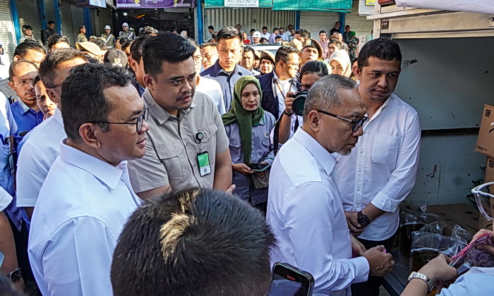 Menko Bidang Pangan RI Zulkifli Hasan bersama Menteri Perdagangan Budi Santoso meninjau Pasar Sei Sikambing, Medan Helvetia, Senin (21/1/2025).