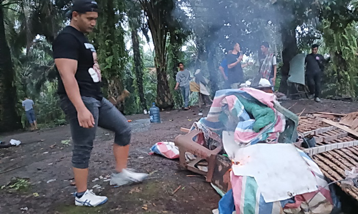 Tim Gabungan dari Satres Narkoba Polres Langkat menggelar Operasi Gerebek Sarang Narkoba (GSN) di Lingkungan II Pasar Lori, Kelurahan Pekan Kuala Kecamatan Kuala, Kabupaten Langkat, Selasa (21/1/2025) sekitar pukul 16.30 WIB