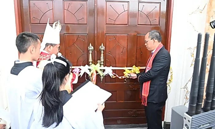 Bupati Humbang Hasundutan Dosmar Banjarnahor SE bersama Wakil Bupati Dr Oloan Paniaran SH MH menghadiri Pesta Dedikasi Gereja Katolik St Fidelis Doloksanggul, Minggu (26/1/2025).