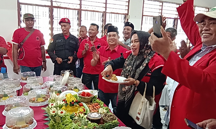 Ketua DPC PDI Perjuangan Kabupaten Langkat Ralin Sinulingga beserta pengurus dan kader lainnya merayakan peringatan HUT ke-52 PDIP dengan sederhana, Jumat (10/1/2025).