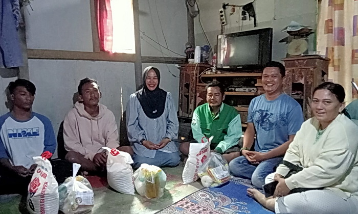 Wakil Ketua Fraksi PDI Perjuangan sekaligus Sekretaris Komisi II DPRD Langkat, Juriah, menyambangi 3 nelayan Pangkalan Susu yang baru saja mengalami musibah kapal boat nelayan karam di tengah lautan, Sabtu (11/1/2025).