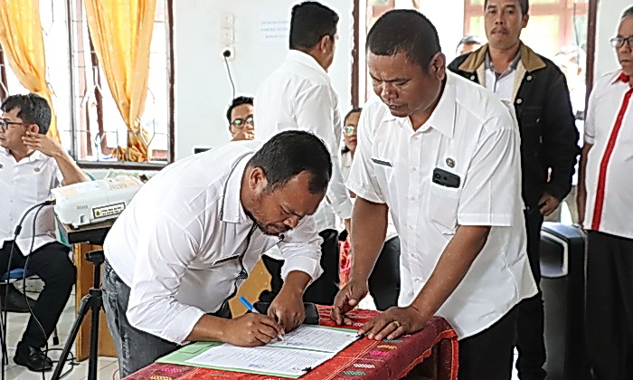Sekda Samosir Marudut Tua Sitinjak membuka Musrenbang Kecamatan se-Kabupaten Samosir, di Kantor Camat Ronggurnihuta, Rabu (22/1/2025).