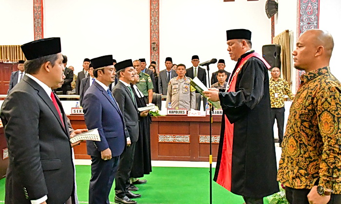 Ketua PN Balige Dr Makmur Pakpahan SH MH mengambil sumpah sekaligus melantik pimpinan DPRD Samosir Masa Jabatan 2024-2029