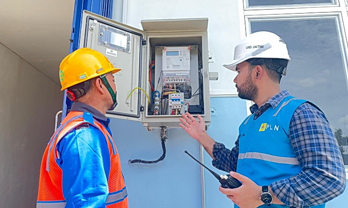 PT PLN (Persero), sebagai Badan Usaha Milik Negara (BUMN), mendukung program strategis Presiden Republik Indonesia dengan menyediakan pasokan listrik andal untuk Program Makan Bergizi Gratis (MBG).