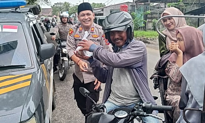Kapolsek Tanjung Pura Polres Langkat Polda Sumut AKP Zul Iskandar Ginting SH, melaksanakan kegiatan pembagian nasi kotak Jum'at Berkah kepada masyarakat Tanjung pura, Jumat (17/1/2025).