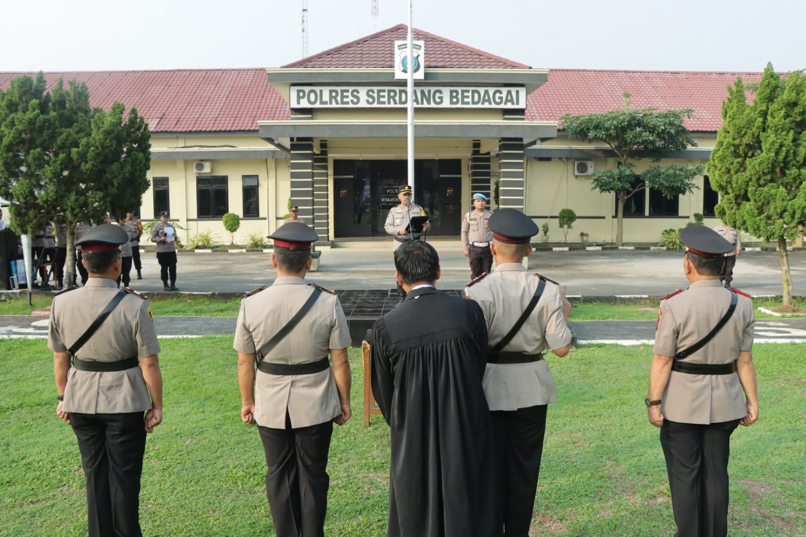 Polres Serdang Bedagai (Sergai) menggelar upacara serah terima jabatan (sertijab) Kasat Binmas dan Kapolsek Teluk Mengkudu di Lapangan Apel Mako Polres Sergai, Selasa (4/2/2024).