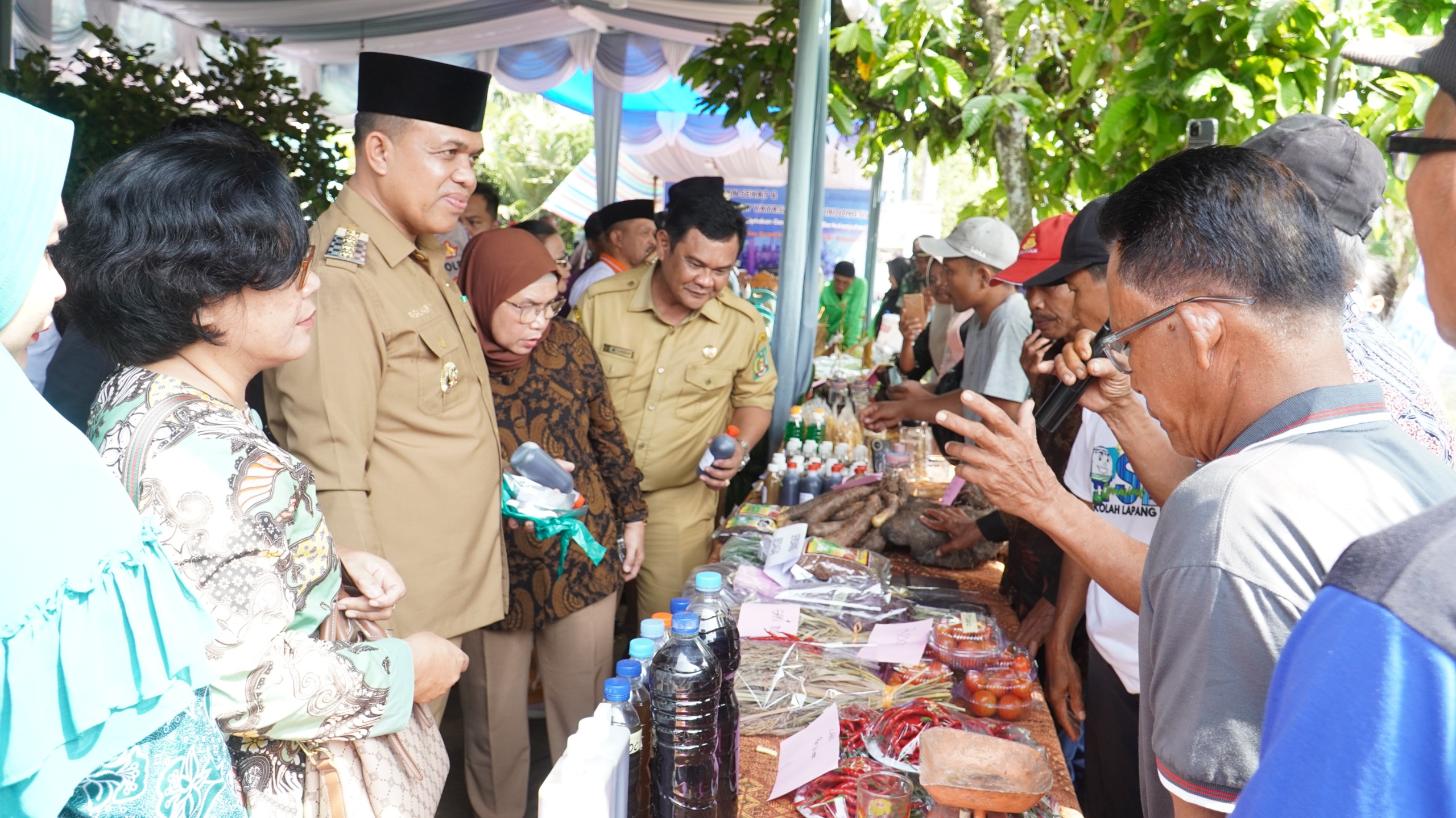 Pj. Bupati Langkat, H.M. Faisal Hasrimy, AP, MAP, menghadiri Expo Pangan Sehat dan Saresehan ke-37 yang diselenggarakan oleh Yayasan Bitra Indonesia di Desa Kebun Kelapa, Kecamatan Secanggang, pada Selasa (11/2/2025). Kegiatan ini mengusung tema "Sehatkan Bumi, Ciptakan Generasi Petani Berkelanjutan", dengan tujuan memperkuat ekosistem pertanian sehat dan berkelanjutan.
