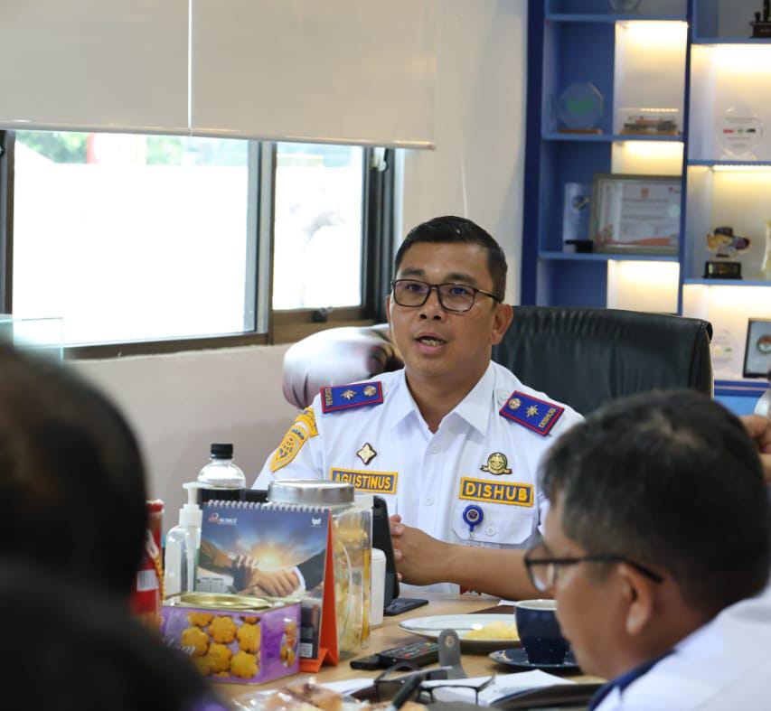 Untuk memastikan kesiapan jalur mudik Lebaran Idulfitri 2025, Dinas Perhubungan Sumatera Utara (Dishub Sumut) mengerahkan Tim Terpadu guna melakukan survei di sejumlah ruas jalan utama. Hal ini disampaikan Kepala Dishub Sumut, Dr. Agustinus Panjaitan kepada wartawan, di Medan, pada Senin (10/2/2025).