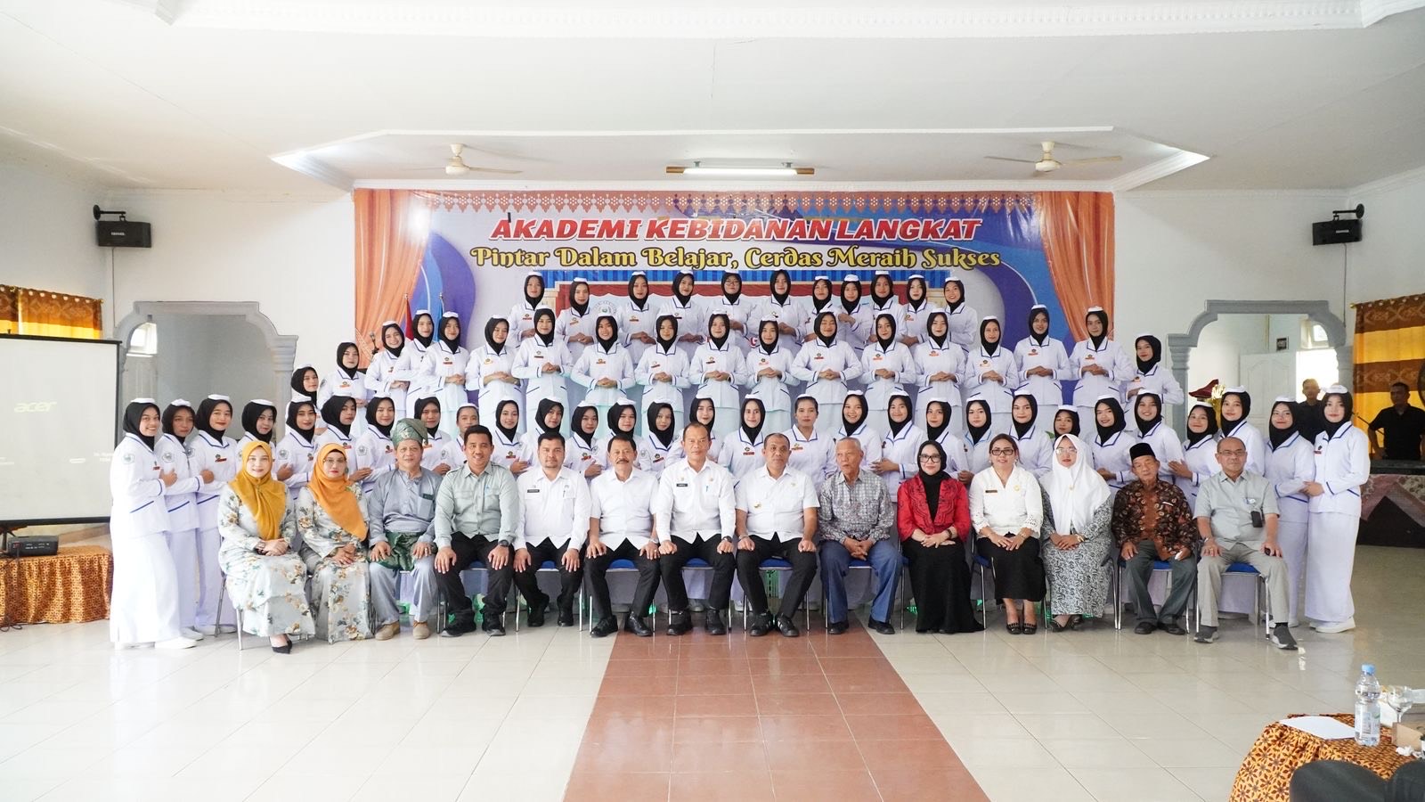 Pj. Bupati Langkat, H. Faisal Hasrimy, AP, M.AP., menghadiri Ucap Janji dan Pemasangan Cap (Capping Day) mahasiswa Akademi Kebidanan (Akbid) Langkat Angkatan XXIII Tahun Ajaran 2024/2025 di Aula Akbid Langkat, Rabu (12/2/2025). Acara ini menandai peralihan mahasiswa dari fase akademik ke fase praktik klinis, sebagai langkah awal mereka dalam mengabdi di dunia kesehatan.