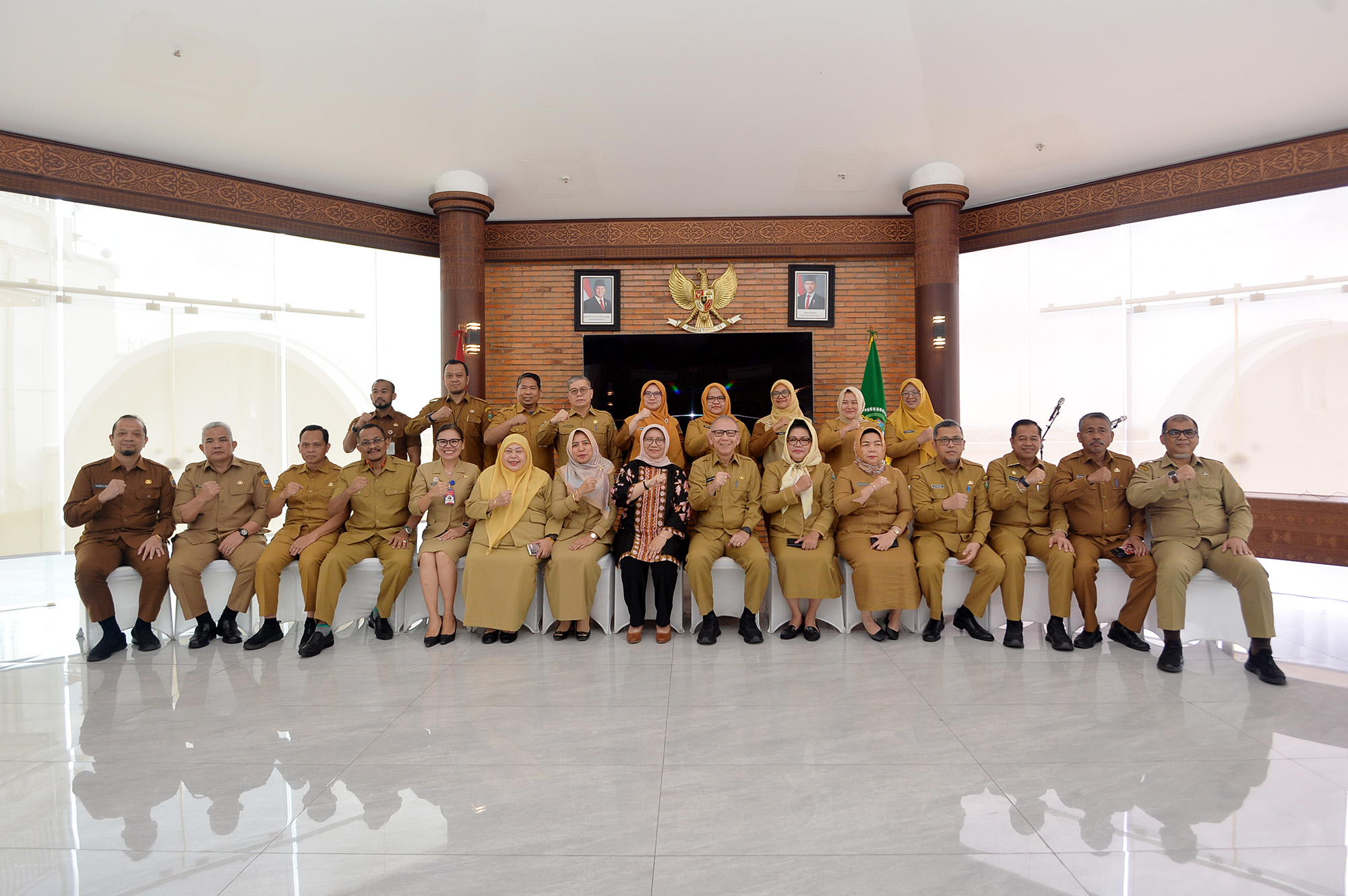 Pj Sekretaris Daerah Provinsi Sumatera Utara (Sumut) Effendy Pohan menghadiri dan memberikan sambutan pisah sambut purna tugas Direktur Utama (Dirut) Rumah Sakit Haji Medan Rehulina Ginting di Kantor Gubernur Sumut, Jalan Pangeran Diponegoro Medan, Senin (3/2).