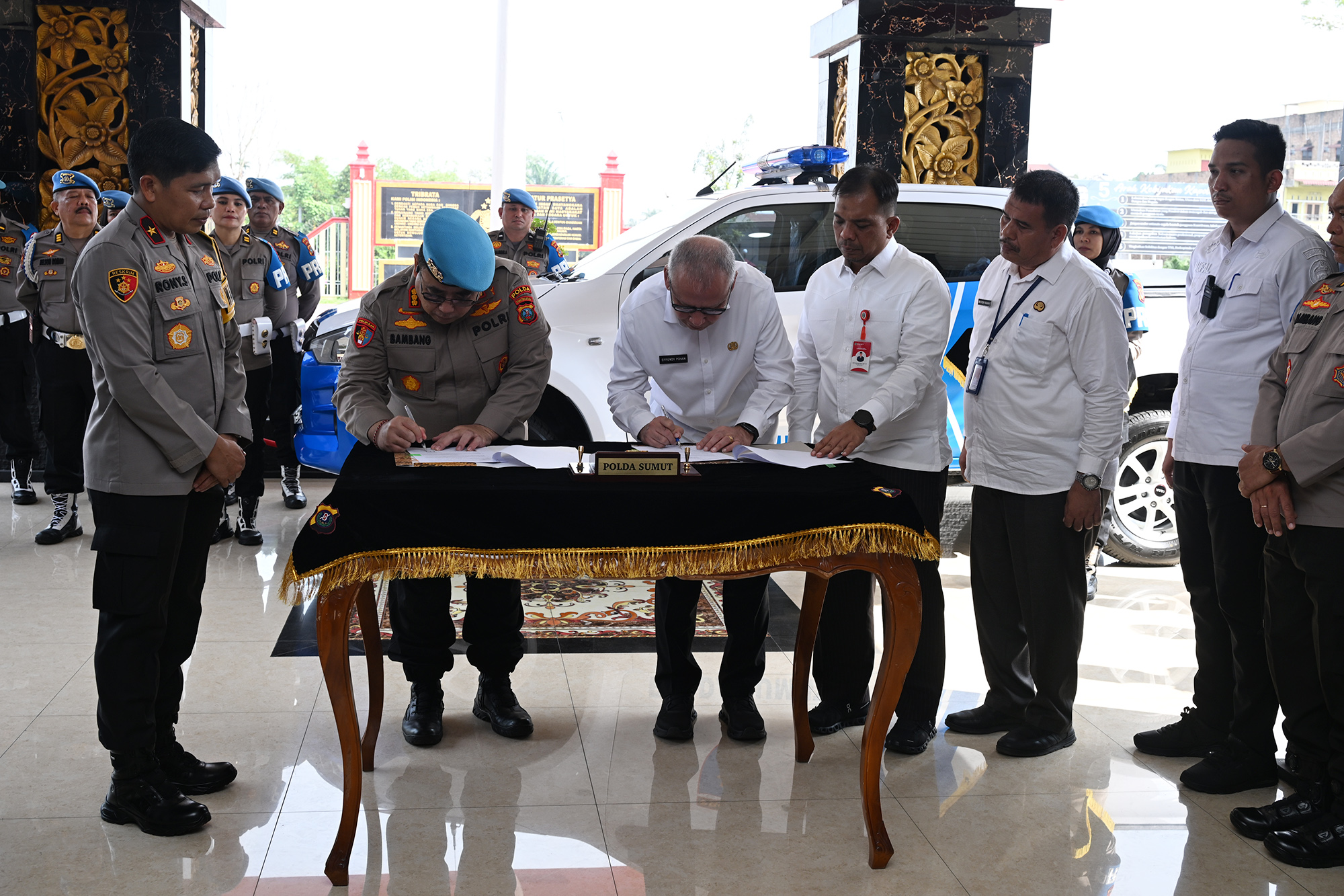 Pj Sekretaris Daerah (Sekda) Provinsi Sumatera Utara (Sumut) Effendy Pohan menyerahkan hibah 1 unit mobil dobel kabin kepada Wakapolda Sumut Brigjend.Pol. Rony Samtana di Lobi Adhi Pradana Mapolda Sumut, Jalan Sisingamangaraja, Medan, Rabu (5/2/2025). Sekda Bersama Kabid Propam Polda Sumut Bambang Tertianto juga melakukan penandatanganan naskah perjanjian hibah.