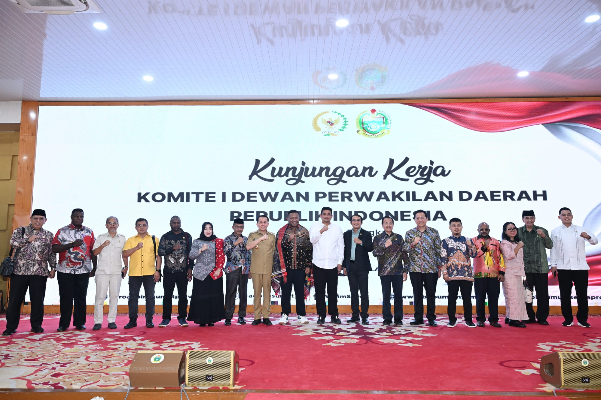 Pj Gubernur Sumatera Utara Agus Fatoni bersama Walikota Medan Bobby Afif Nasution menerima kunjungan kerja Komite I Dewan Perwakilan Daerah Republik Indonesia (DPD RI) di Aula Tengku Rizal Nurdin, Rumah Dinas Gubernur, Jalan Sudirman, Medan, Senin (3/2/2025). Turut hadir pada pertemuan tersebut Wakil Ketua Komite 1 DPD RI Carel Simon Petrus Suebu dan Anggota DPD RI antara lain Irman Gusman, Hidayat M Syah, Achmad Azran, Ibnu Khalil, Sopater Sam, Muhammad Mursyid, Ian Ali Baal Masdar, Muhammad Hidayatullah, Lawek Dowansiba, Sudirman, Ismeth Abdullah, dan Maria Goreti.