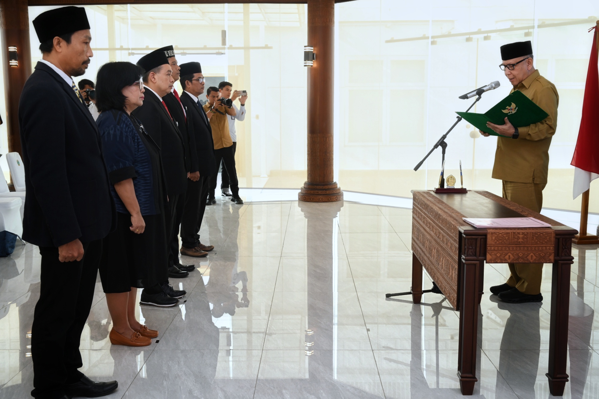Pj. Sekdaprov Sumut, Effendy Pohan mengukuhkan General Manager dan Manager Badan Pengelola Toba Caldera Unesco Global Geopark Sumut di Pendopo Lantai 9, Kantor Gubernur Sumut, Jalan Diponegoro No. 30, Medan, Selasa (4/2/2025).